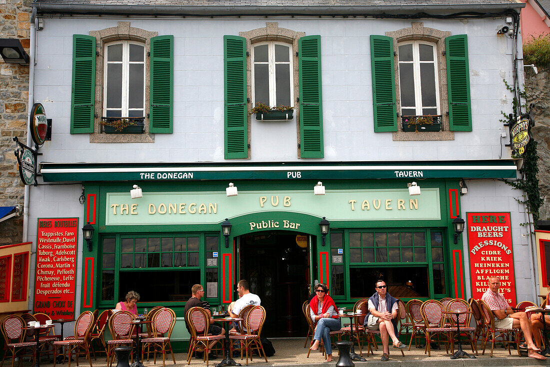 France, Brittany, Finistere (29), Crozon peninsula, Camaret sur Mer, bar on the harbour