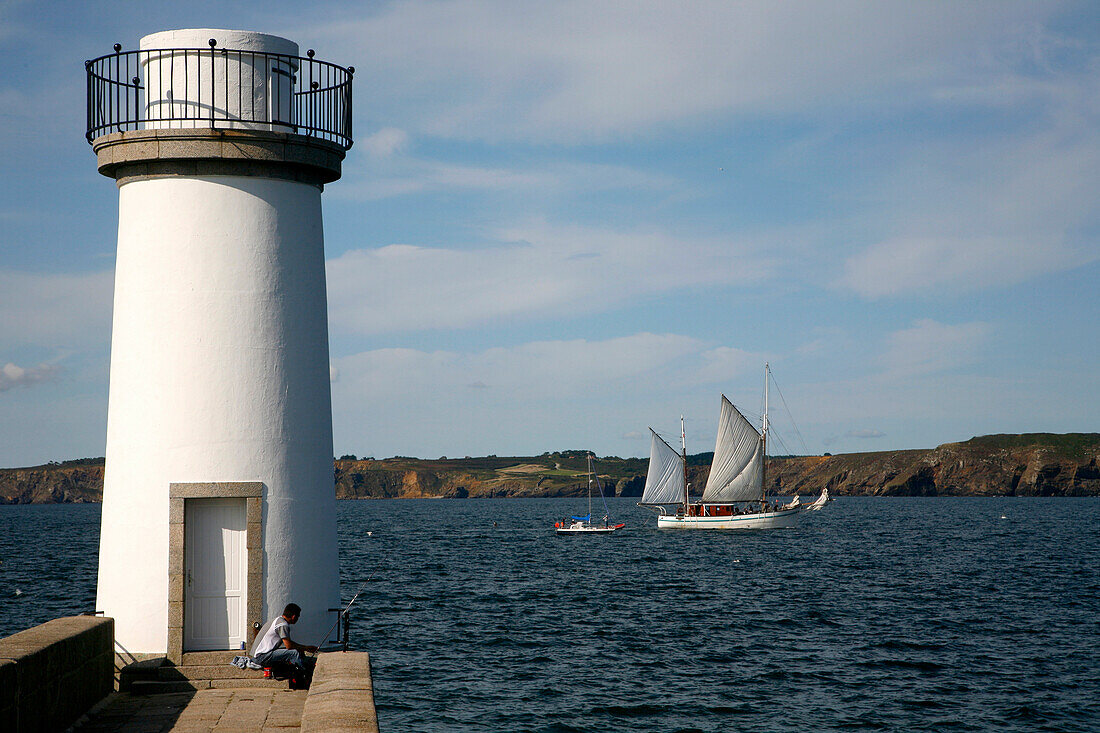 France, Brittany, Finistere (29), Crozon peninsula, Camaret sur Mer , old boat in the bay