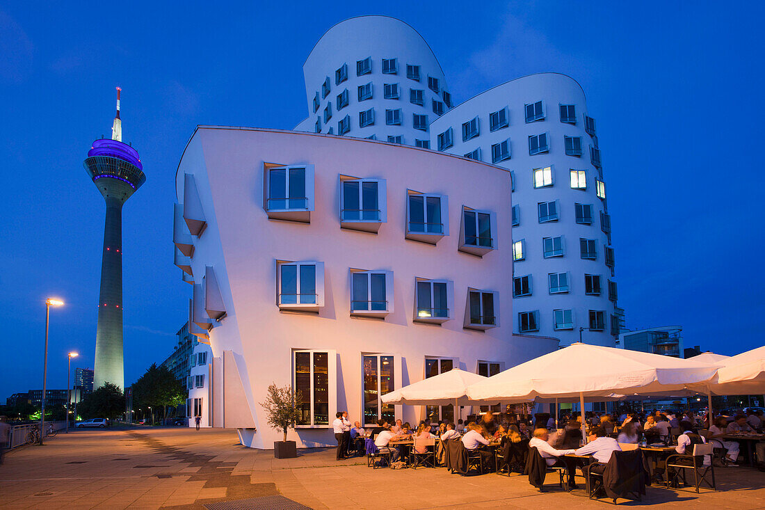 Restaurant-Terrasse, Gehry Gebäude und Rheinturm am Abend, Neuer Zollhof (Architekt: F.O.Gehry), Medienhafen, Düsseldorf, Rhein, Nordrhein-Westfalen, Deutschland, Europa