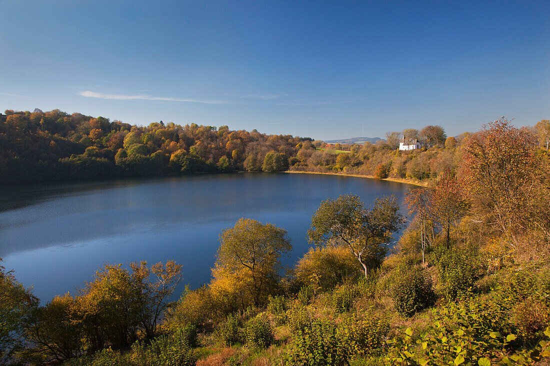 Weinfelder Maar / Totenmaar im Sonnenlicht, bei Daun, Eifel, Rheinland-Pfalz, Deutschland, Europa