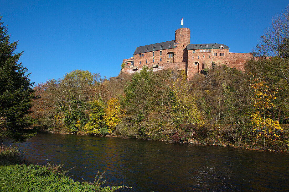 Burg Hengebach über dem Tal der Rur im Sonnenlicht, bei Heimbach, Nationalpark Eifel, Nordrhein-Westfalen, Deutschland, Europa