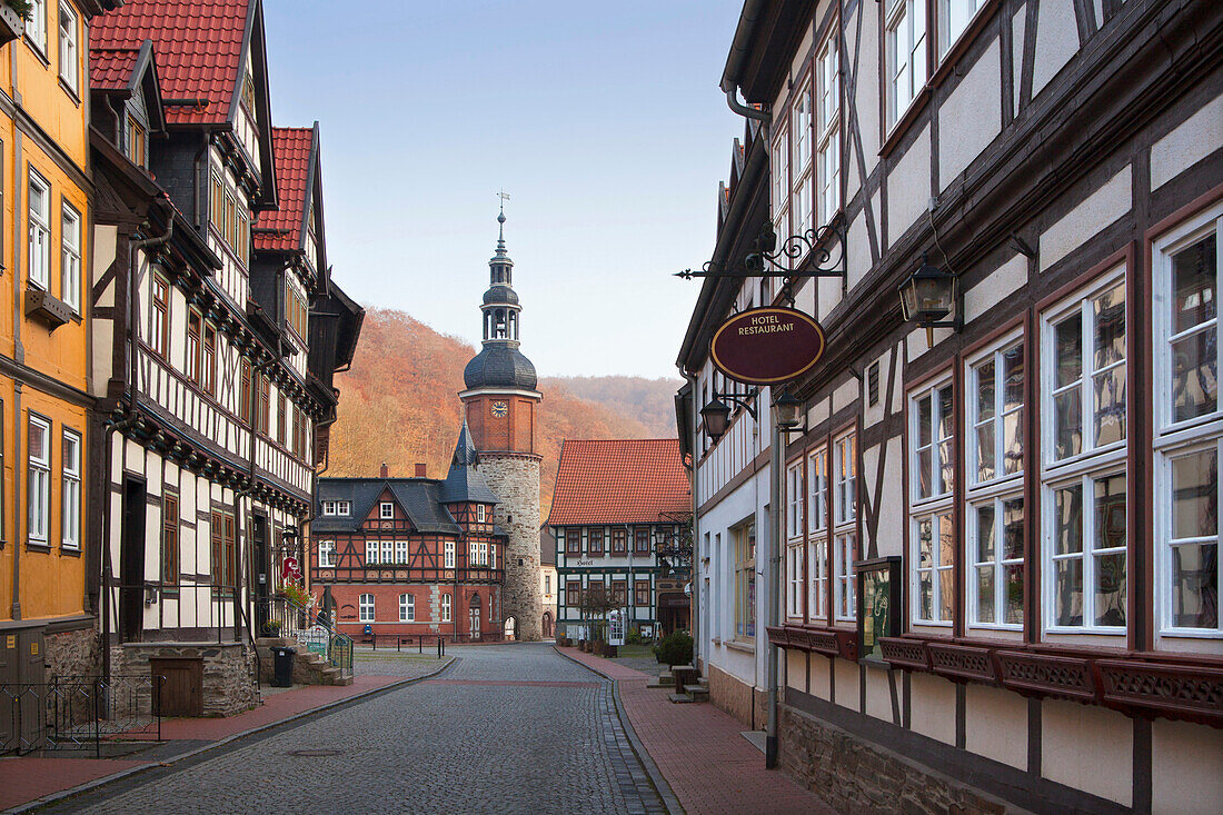 Blick auf Altstadtgasse zum Marktplatz und Saigerturm, Stolberg, Harz, Sachsen-Anhalt, Deutschland, Europa