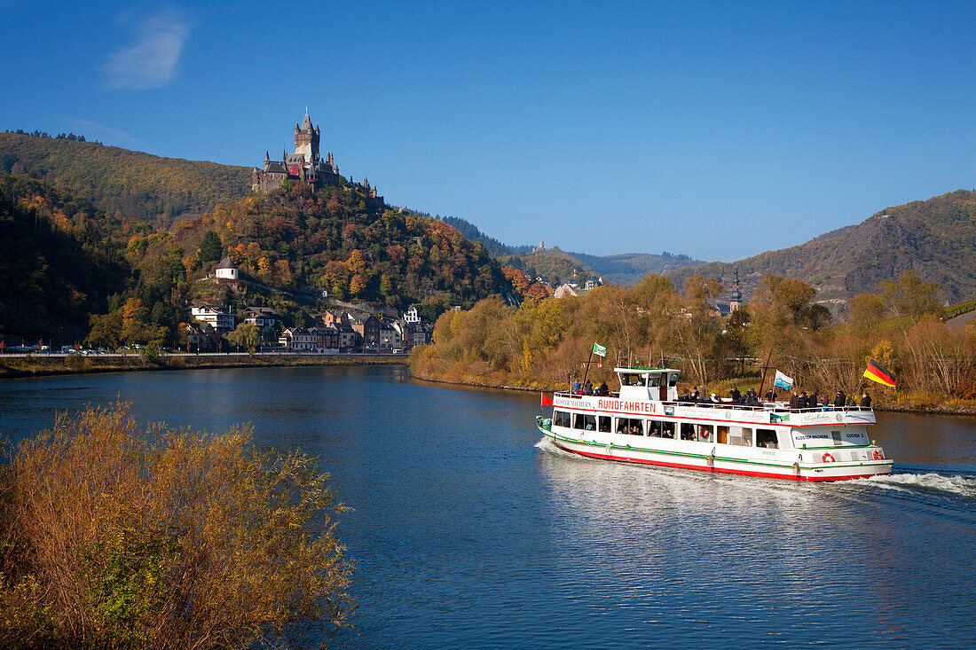 Excursion ship on Moselle river in front of Reichsburg castle, Cochem, Rhineland-Palatinate, Germany, Europe