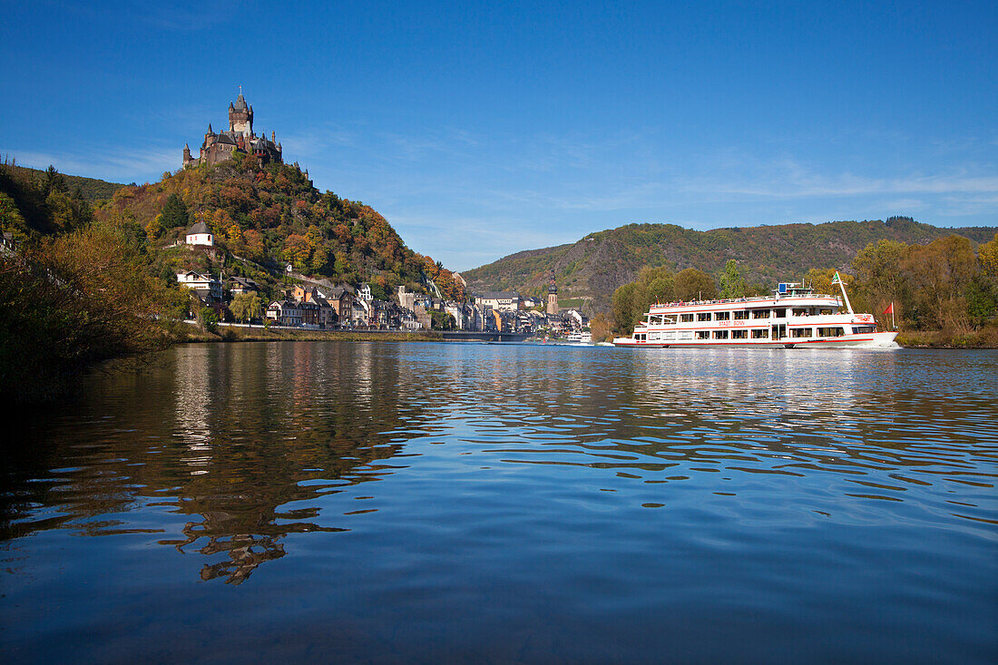 Excursion ship on Moselle river at Reichsburg castle, Cochem, Rhineland-Palatinate, Germany, Europe