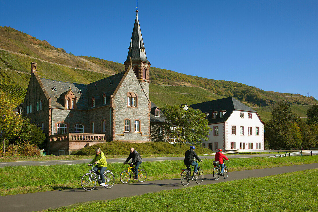 Radfahrer vor dem Weingut Josephshof, Graach an der Mosel, Rheinland-Pfalz, Deutschland, Europa