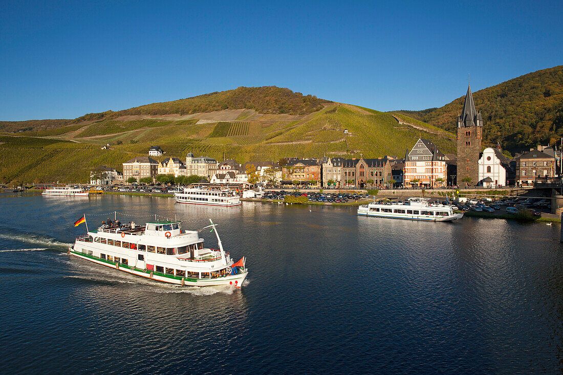 Ausflugsschiffe am Moselufer von Bernkastel, Bernkastel-Kues, Rheinland-Pfalz, Deutschland, Europa