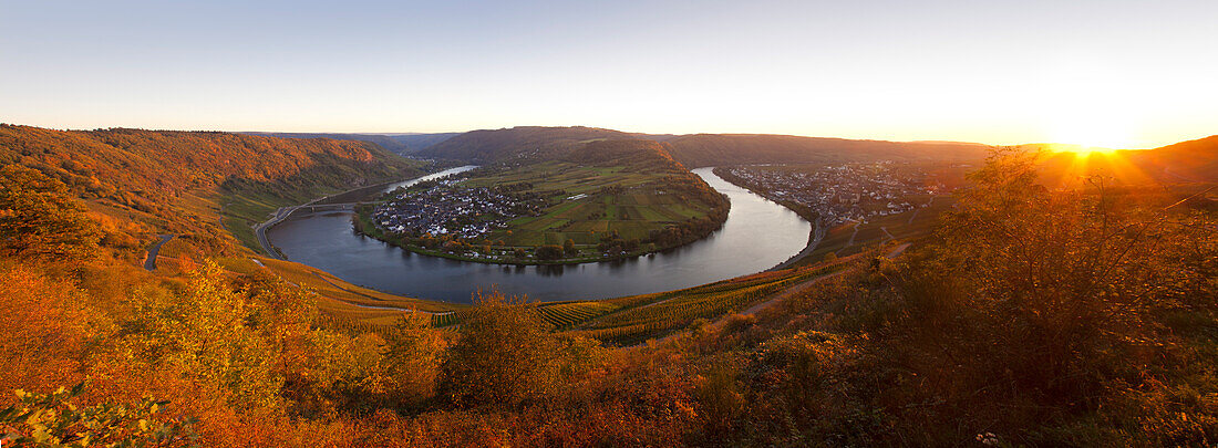 Panorama von der Moselschleife bei Kröv bei Sonnenuntergang, Mosel, Rheinland-Pfalz, Deutschland, Europa