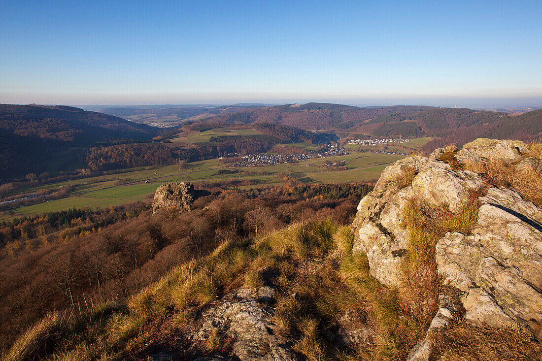 Felsformation Bruchhauser Steine im Sonnenlicht, Wanderweg Rothaarsteig, Rothaargebirge, Sauerland, Nordrhein-Westfalen, Deutschland, Europa