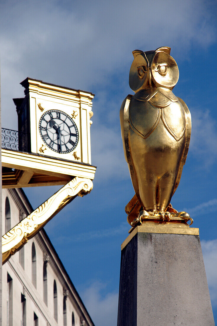 Golden statue of owl, symbol of the City of Leeds, Millennium Square, Leeds, West Yorkshire, England, UK