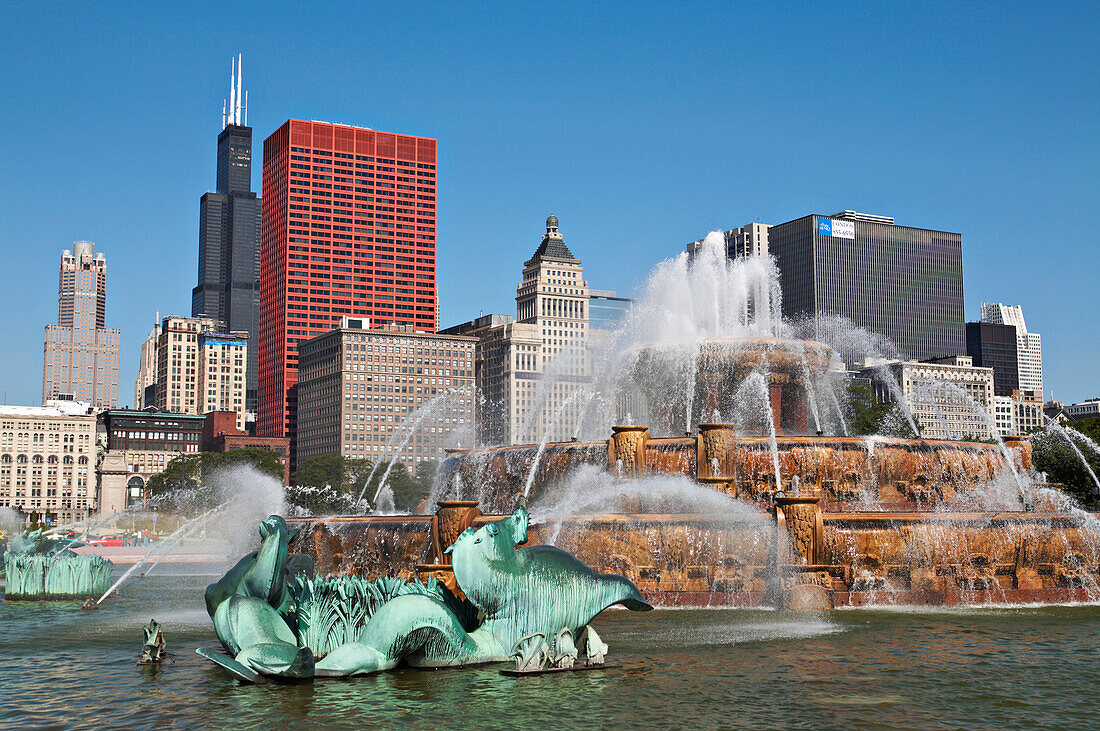 Buckingham Fountain with city skylin ein background, Grant Park, Chicago, Illinois, USA