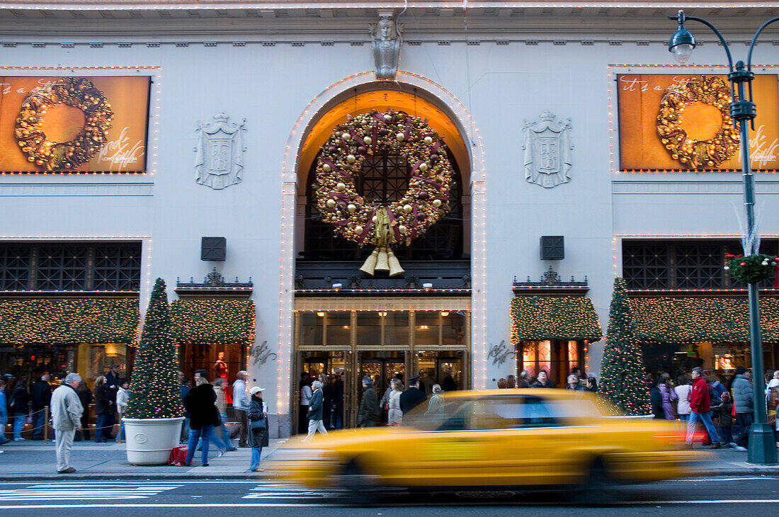 Christmas shopping on 5th Avenue, New York City, USA