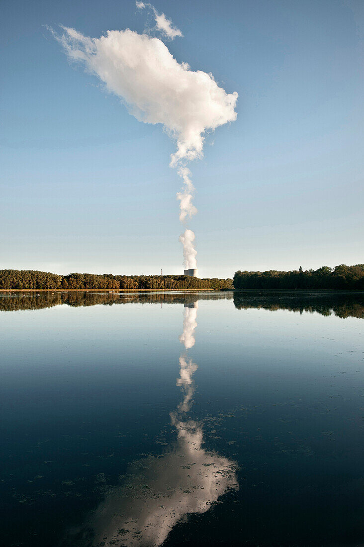 Wolke des Atomkraftwerk Gundremmingen spiegelt sich am Donau Staubecken, Gundelfingen, Bayern, Deutschland