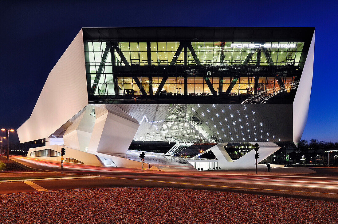 Neues Porsche Museum bei Nacht, Zuffenhausen, Stuttgart, Baden-Württemberg, Deutschland