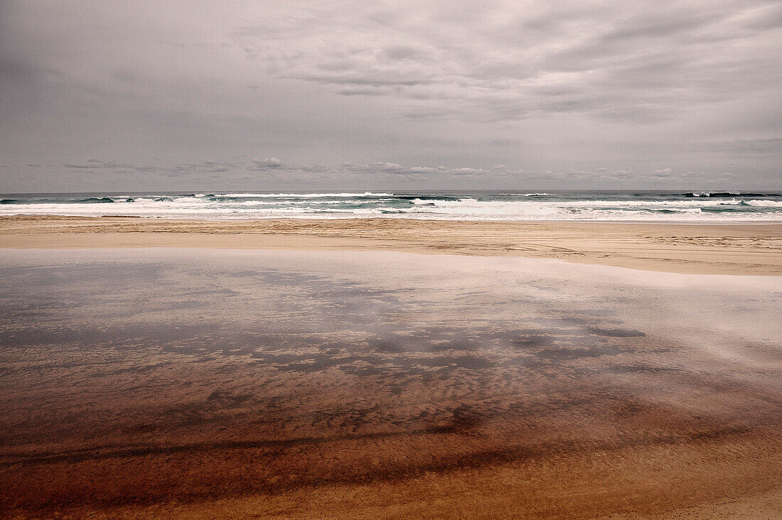 Küste von Fraser Island in düsterer Stimmung, Queensland, Australien,  Süd Pazifik