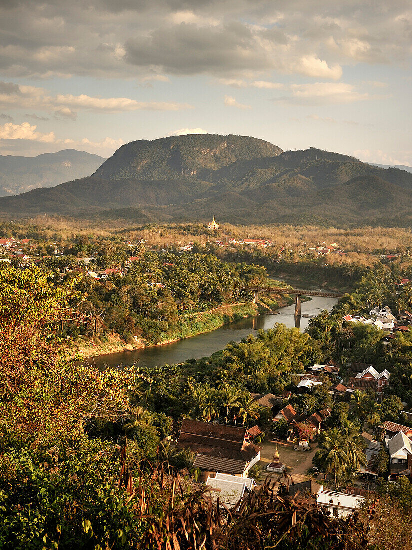 Blick auf Nam Khan Fluss, Berge und Luang Prabang, Laos