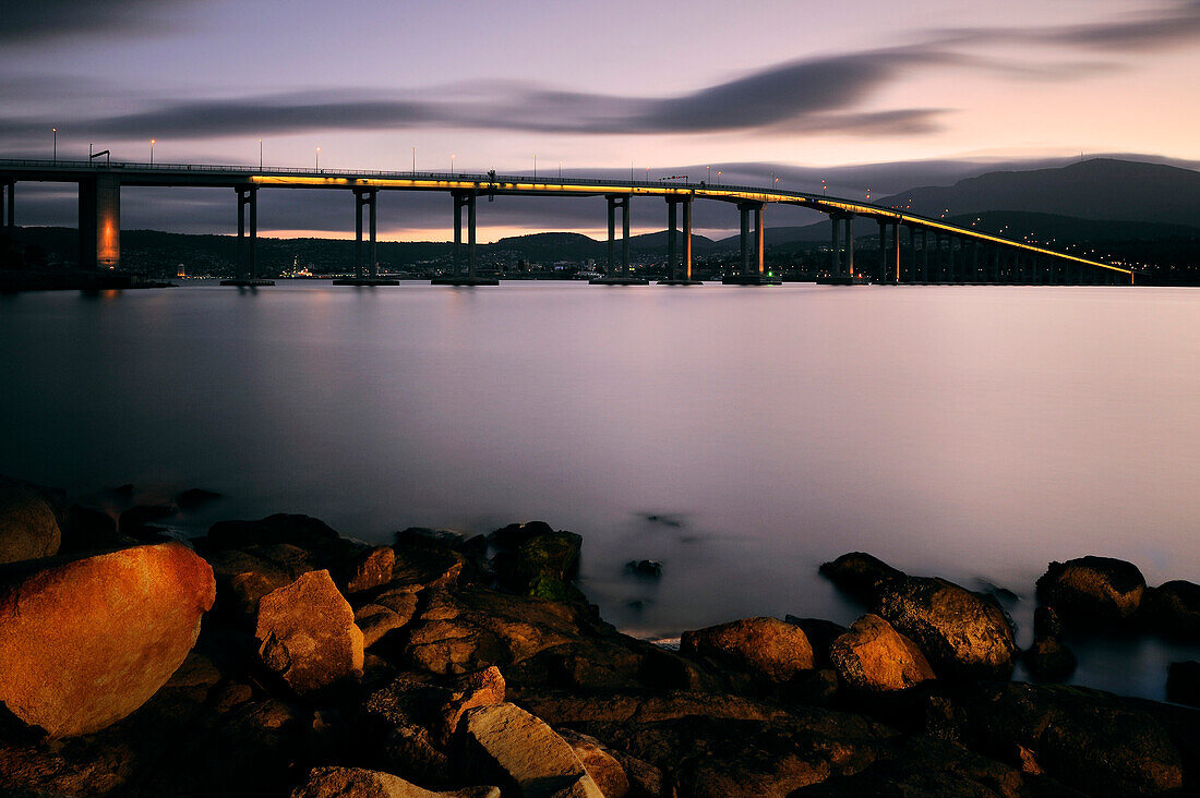 Derwent Fluss und beleuchtete Tasman Brücke Nacht, Mt Wellington, Hobart, Tasmanien, Australien