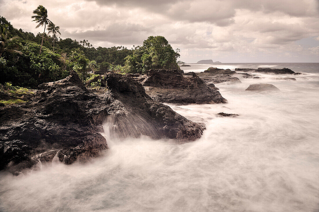 Wellen peitschen an Lava Küste bei To Sua Ocean Trench, Lotofaga, Upolu, Samoa, Süd Pazifik, Langzeitbelichtung