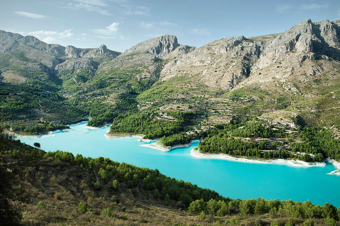 Türkis blauer Stausee in Guadalest umgeben von Berge, Costa Blanca, Spanien