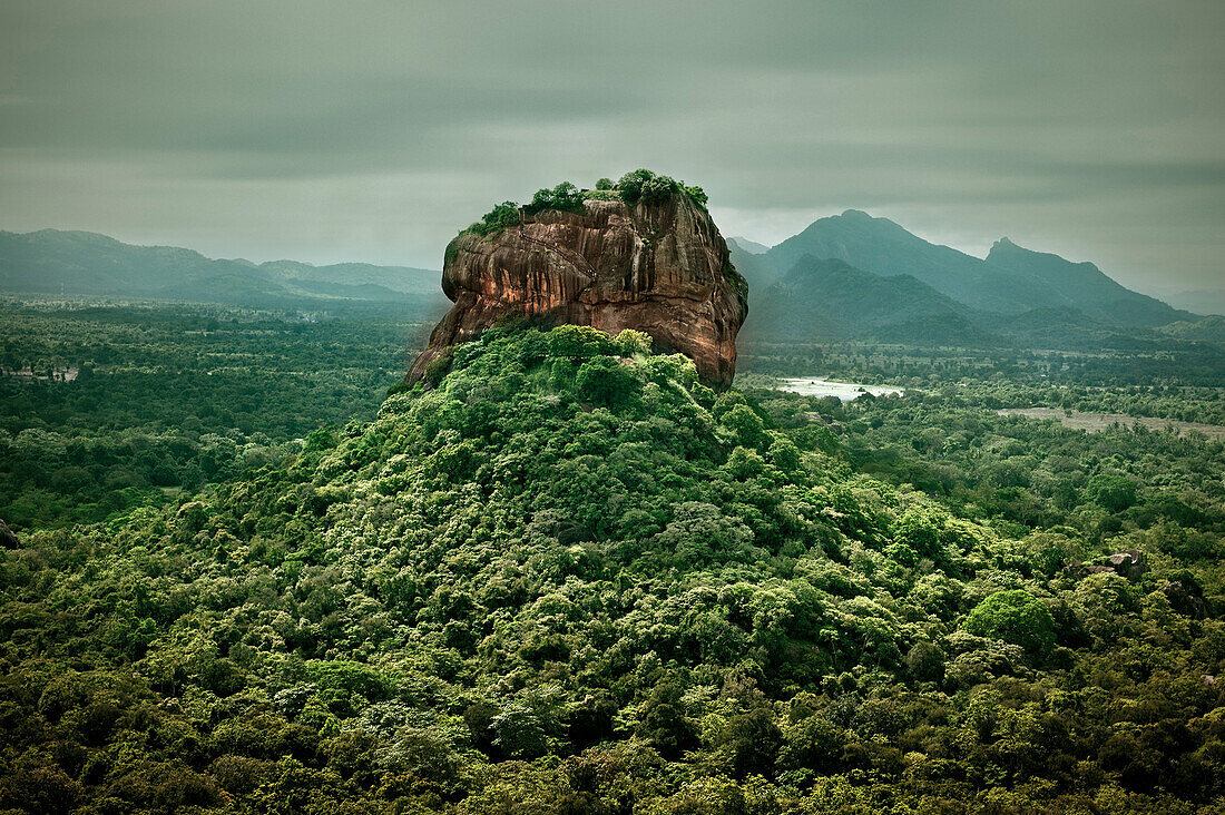 Felsenfestung Sigiriya ragt aus dem Dschungel auf, kulturelles Dreieck, Sri Lanka, UNSCEO Weltkulturerbe