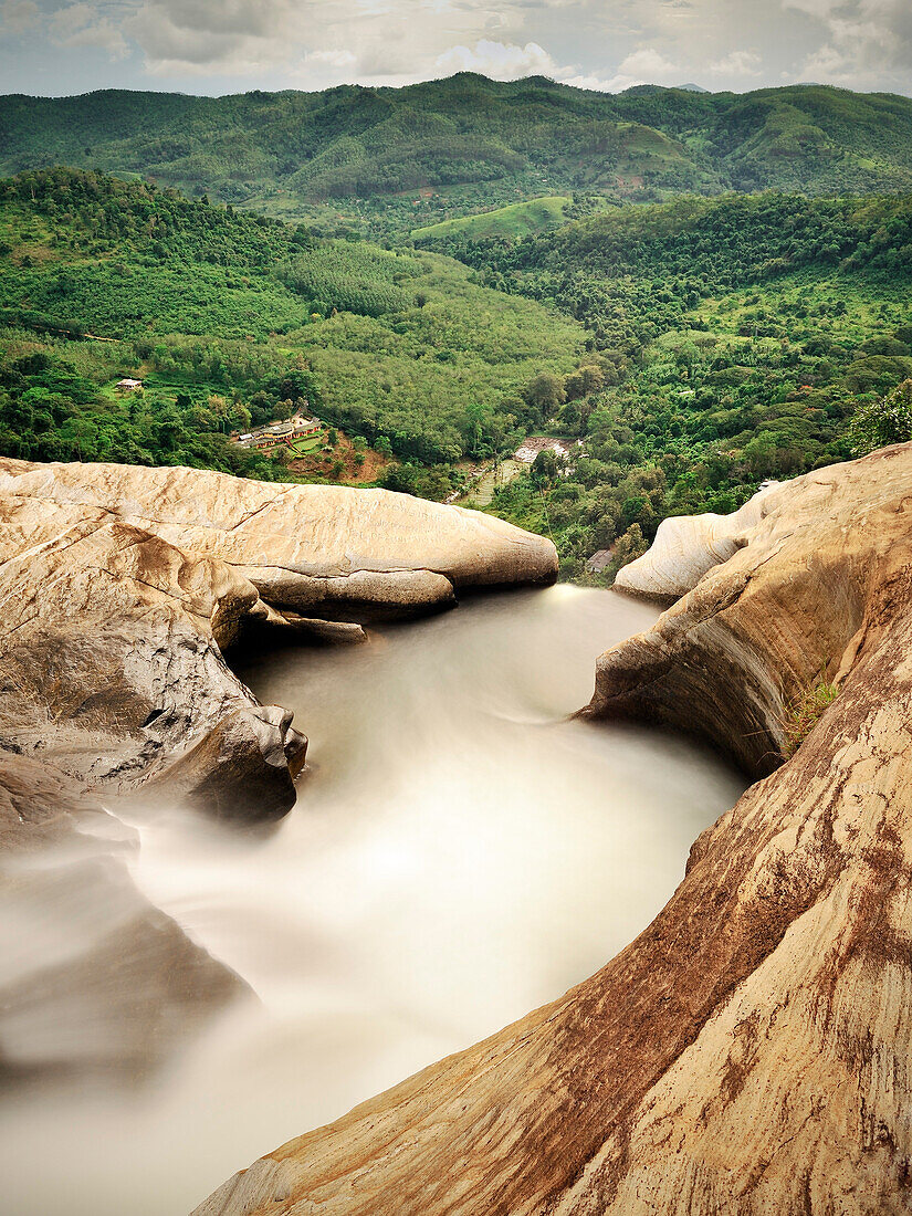Blick auf das umliegende Bergland am Kopf des Diyaluma Wasserfall, Haputale Wellawaya, Hochland, Sri Lanka