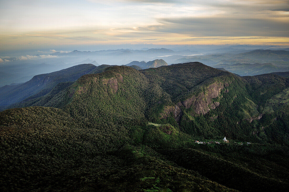 Sonnenaufgang am Pilgerziel Adams Peak Sri Pada, Blick auf das umliegende Bergland, Stupa und Wasserfall, Hochland, Sri Lanka