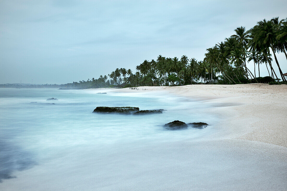 Küste am Strand von Tangalle während Blauer Stunde, Sri Lanka, Indischer Ozean, Langzeitbelichtung
