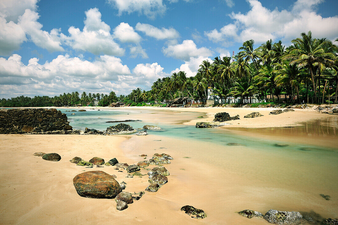 Glasklares Wasser am Strand von Mirissa, nahe Matara, Sri Lanka, Indischer Ozean