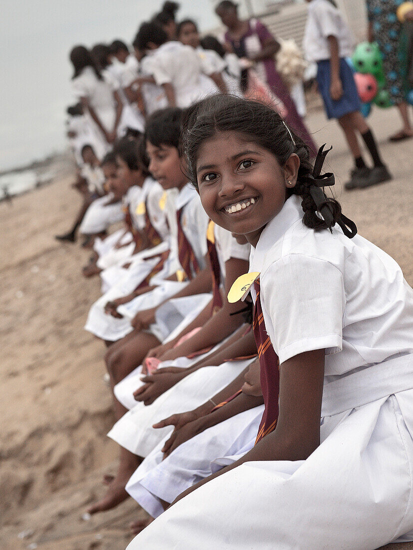 Lächelnde tamilische Schulkinder am Stadtstrand Galle Face Green, Hauptstadt Colombo, Sri Lanka