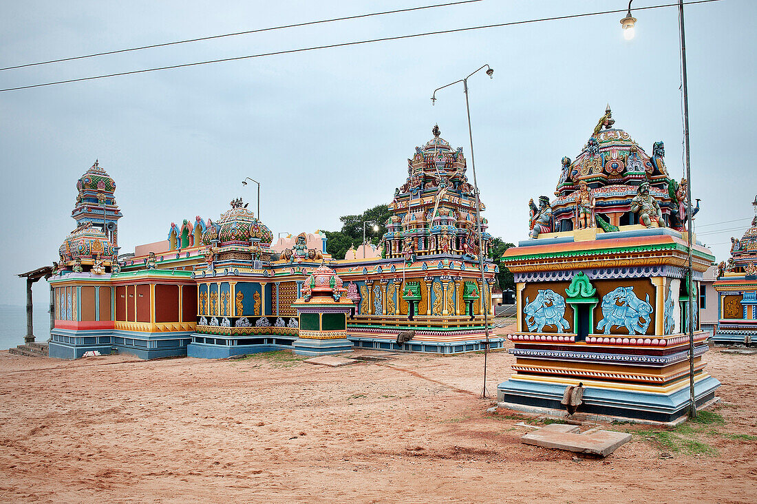 Hindu Tempel am Strand von Uppuveli, religiöse Bauten Hinduismus, tamilische Provinz, Sri Lanka