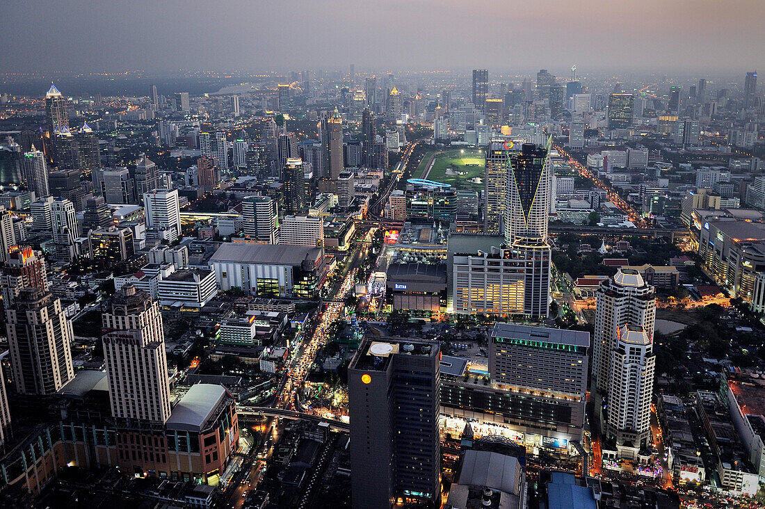 Moderne Wolkenkratzer im Business-Viertel von Bangkok bei Nacht, Bangkok, Thailand