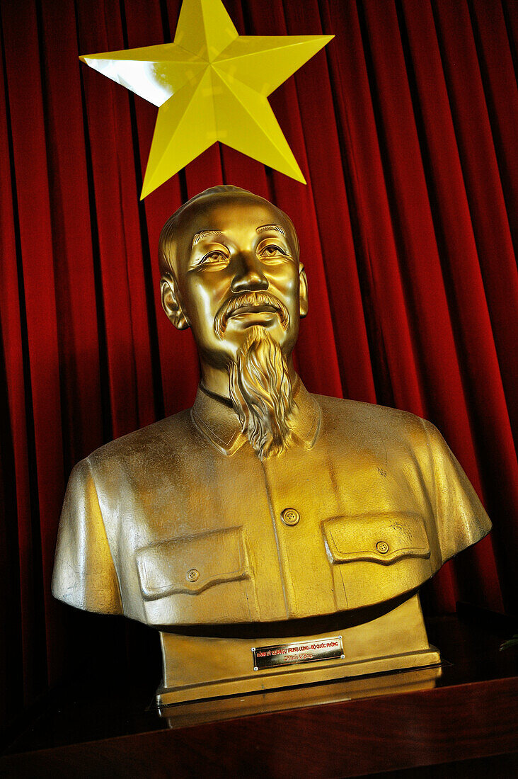 Skulptur von Onkel Ho vor vietnamesischer Flagge im Wiedervereinigungs Palast, Saigon, Ho Chi Minh Stadt, Vietnam