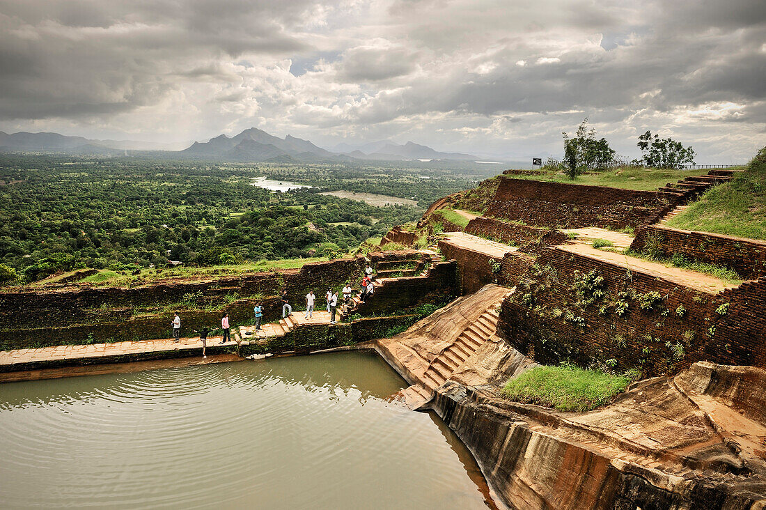 Ruinen der Felsenfestung Sigiriya mit Ausblick in Dschungel, kulturelles Dreieck, UNESCO Weltkulturerbe, Sri Lanka
