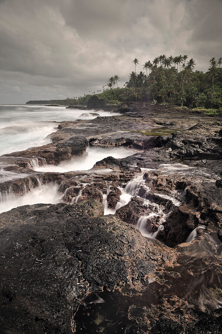 Wellengang an Lava Küste bei To Sua Ocean Trench, Lotofaga, Upolu, Samoa, Südsee Insel, Langzeitbelichtung