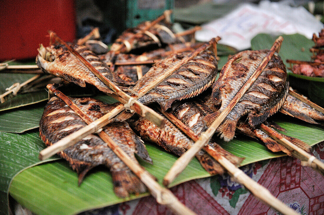 Gegrillte Fische am Spieß auf Markt, Luang Prabang, Laos