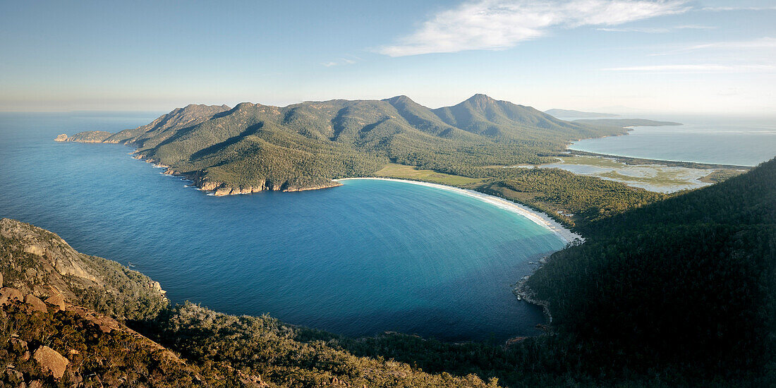 Panorama Aussicht auf Wineglass Bay vom Mount Amos, Freycinet Nationalpark, Tasmanien, Australien, Tasmanisches Meer