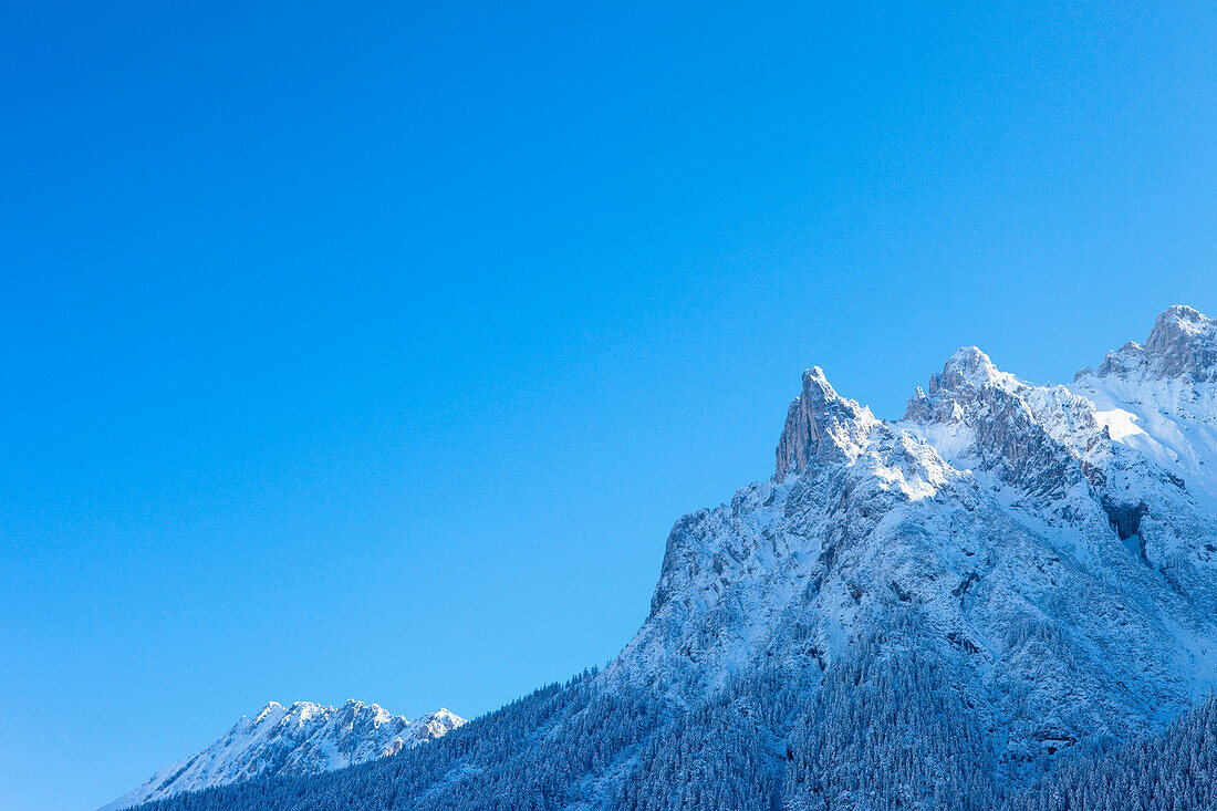 Verschneite Hänge und Gipfel der Westlichen Karwendelspitze bei Sonnenaufgang, Nationalpark Karwendel, Mittenwald, Bayern, Deutschland