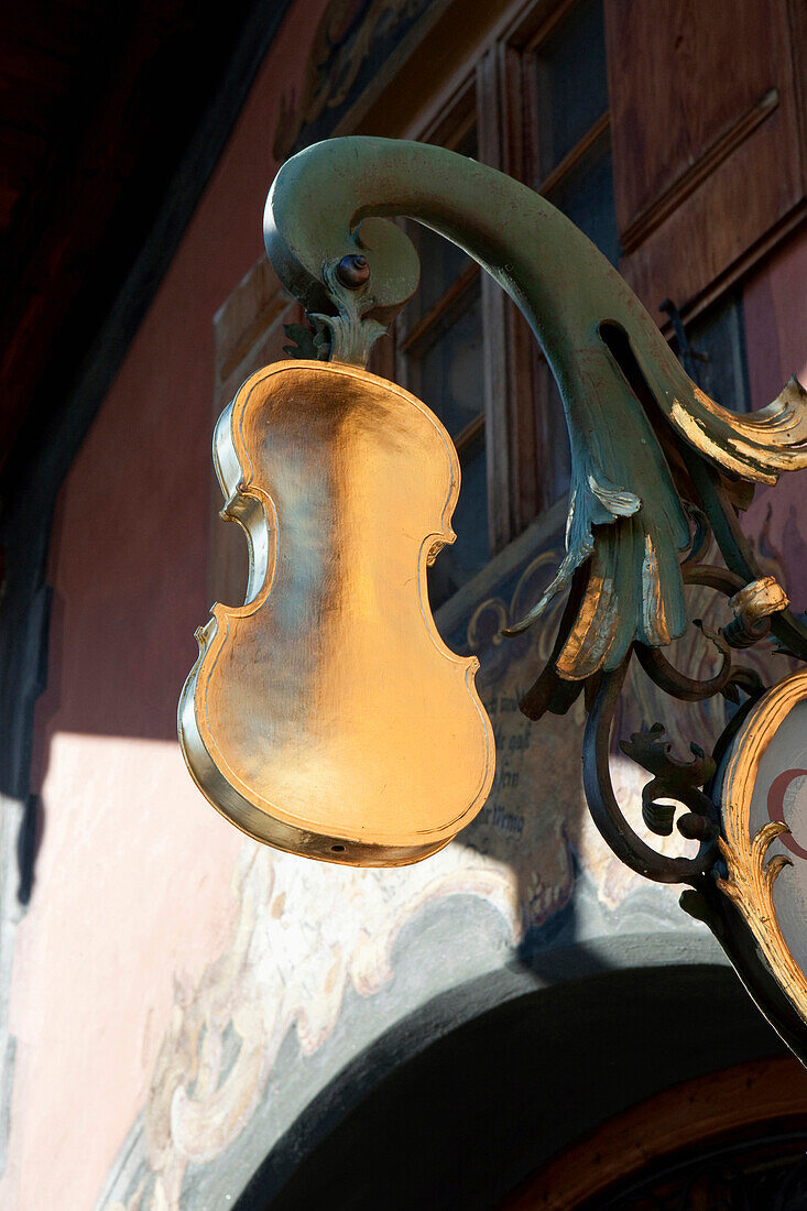 Traditionelles goldenes Schild von einem Geigenbauer, Mittenwald, Bayern, Deutschland