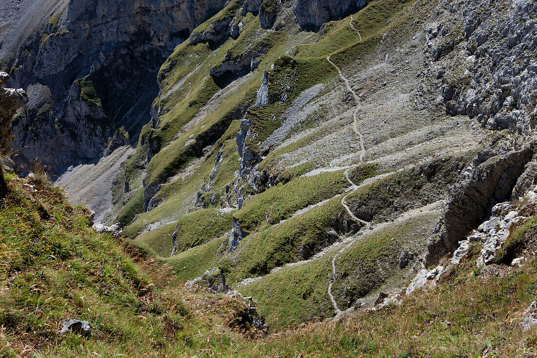 Blick hinab auf einen Steig in den Felsen, Nationalpark Karwendel, Mittenwald, Bayern, Deutschland