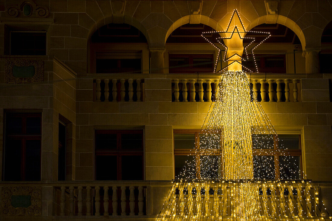 Rathaus und Weihnachtsdekoration bei Nacht, Basel, Schweiz