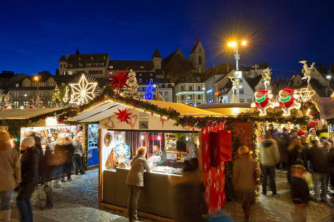 Weihnachtsmarkt mit Weihnachtsbeleuchtung, Basel, Schweiz