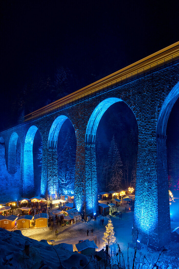 Weihnachtsmarkt in der Ravennaschlucht, Ravennabrücke im Hintergrund, in der Nähe von Hinterzarten, Schwarzwald, Baden-Württemberg, Deutschland