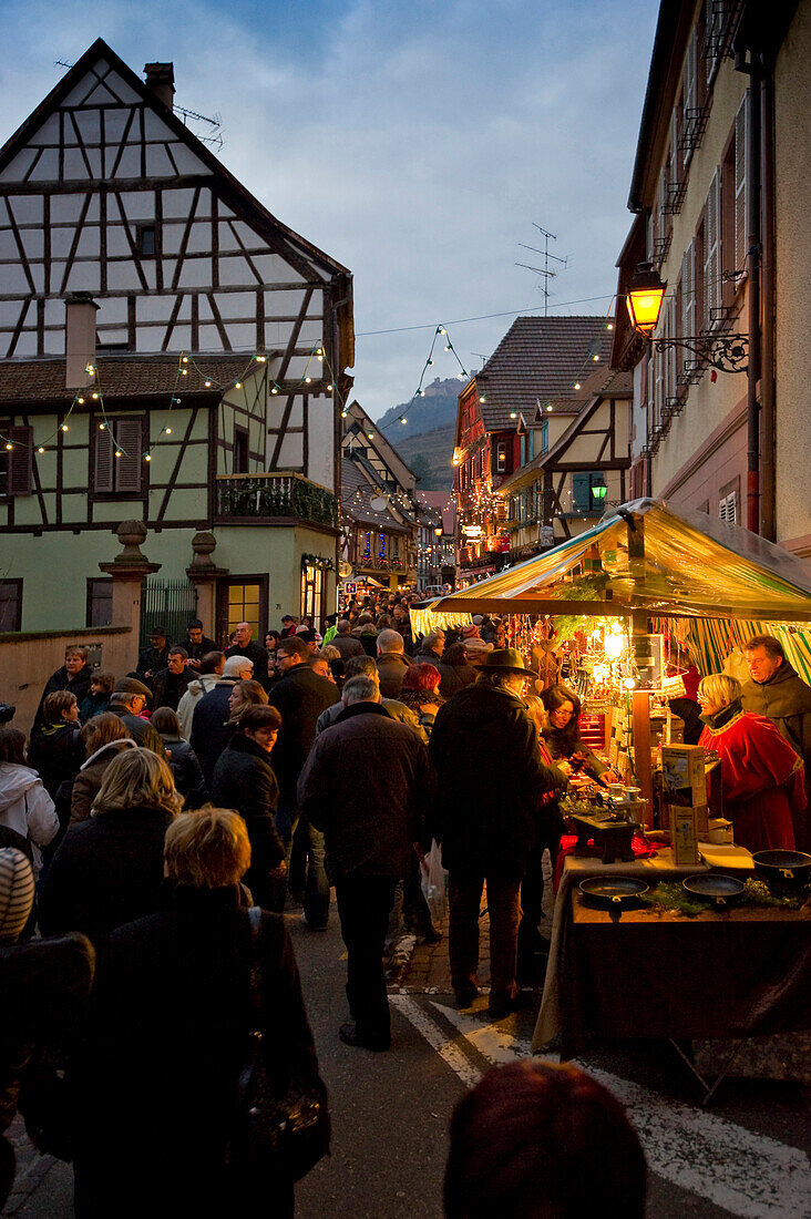 Weihnachtsmarkt und Altstadt, Ribeauville, Elsass, Frankreich