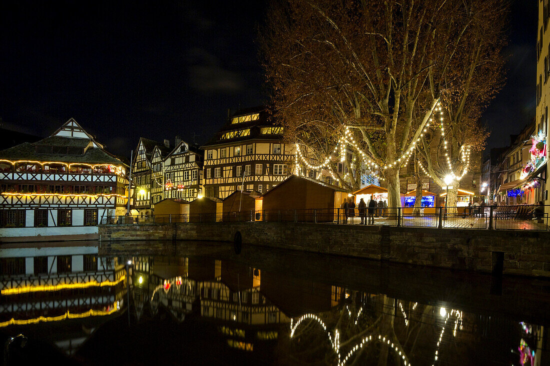 Weihnachtsmarkt und Altstadt, Straßburg, Elsass, Frankreich