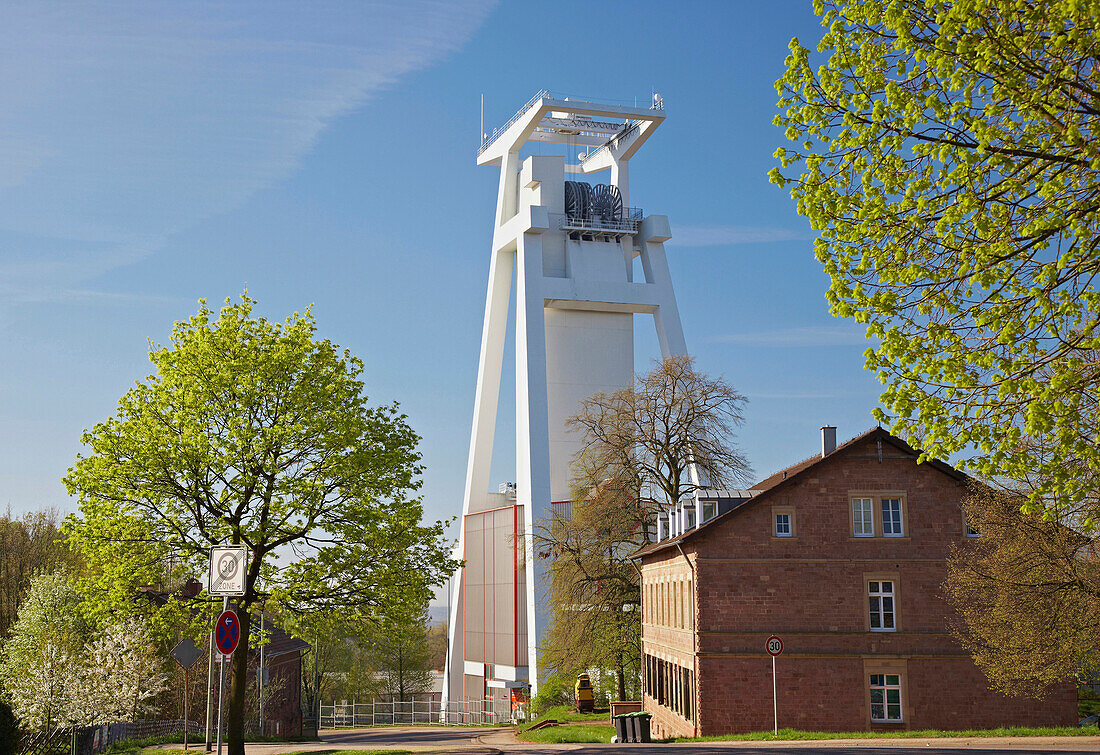 Förderturm des ehemaligen Kohlebergwerks Göttelborn, Europas höchster Förderturm, Saarland, Deutschland, Europa