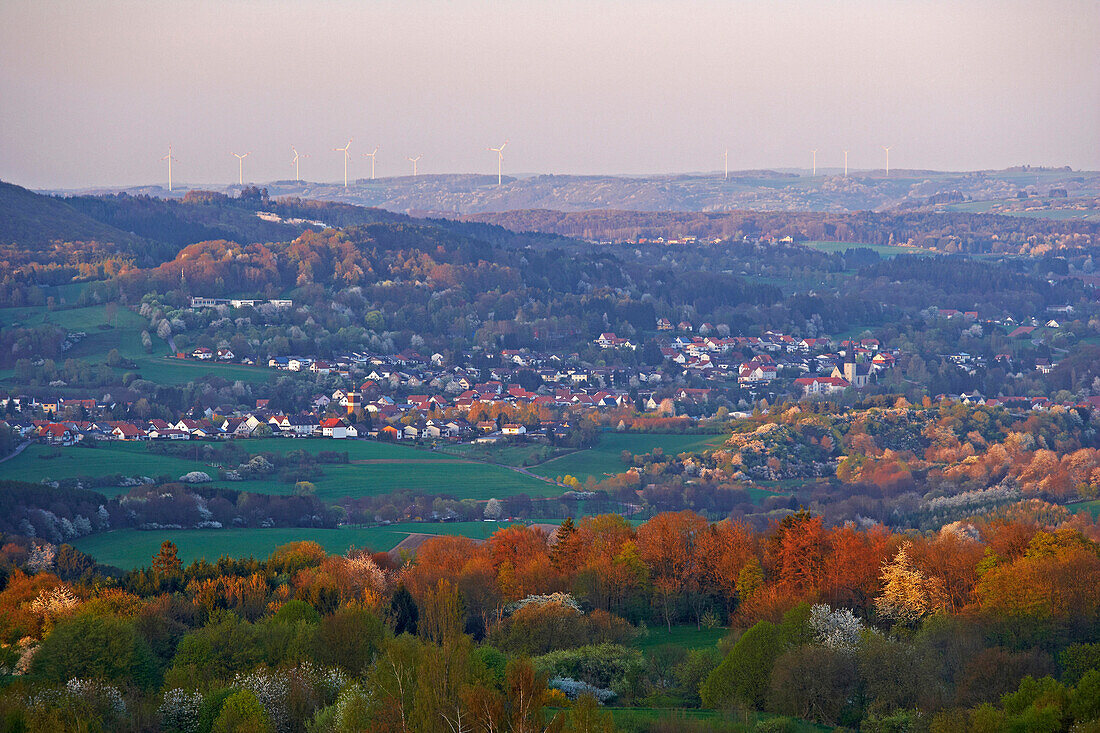 Blick vom Schaumberg Richtung Freisener Höhe mit Selbach am Abend, Windräder am Horizont, Saar-Nahe-Bergland, Saarland, Deutschland, Europa