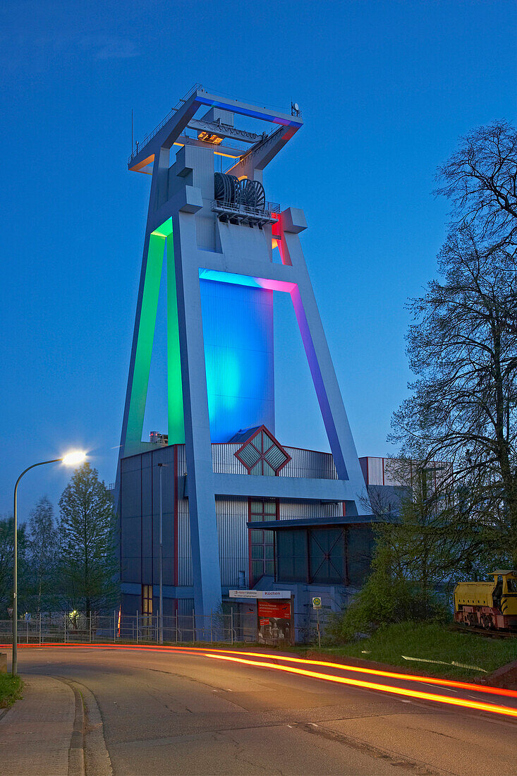 Lichtinstallation am Förderturm des ehemaligen Kohlebergwerks Göttelborn, Europas höchster Förderturm, Saarland, Deutschland, Europa