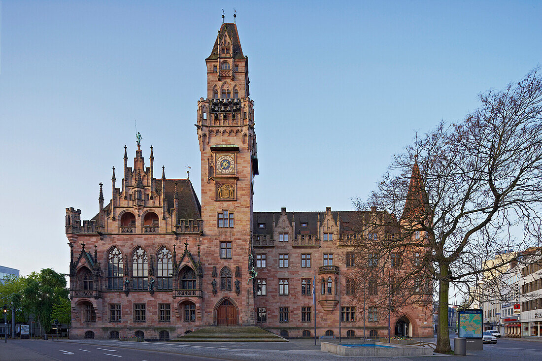 Blick auf St. Johanner Rathaus am Morgen, Nauwieser Viertel, Saarbrücken, Saarland, Deutschland, Europa