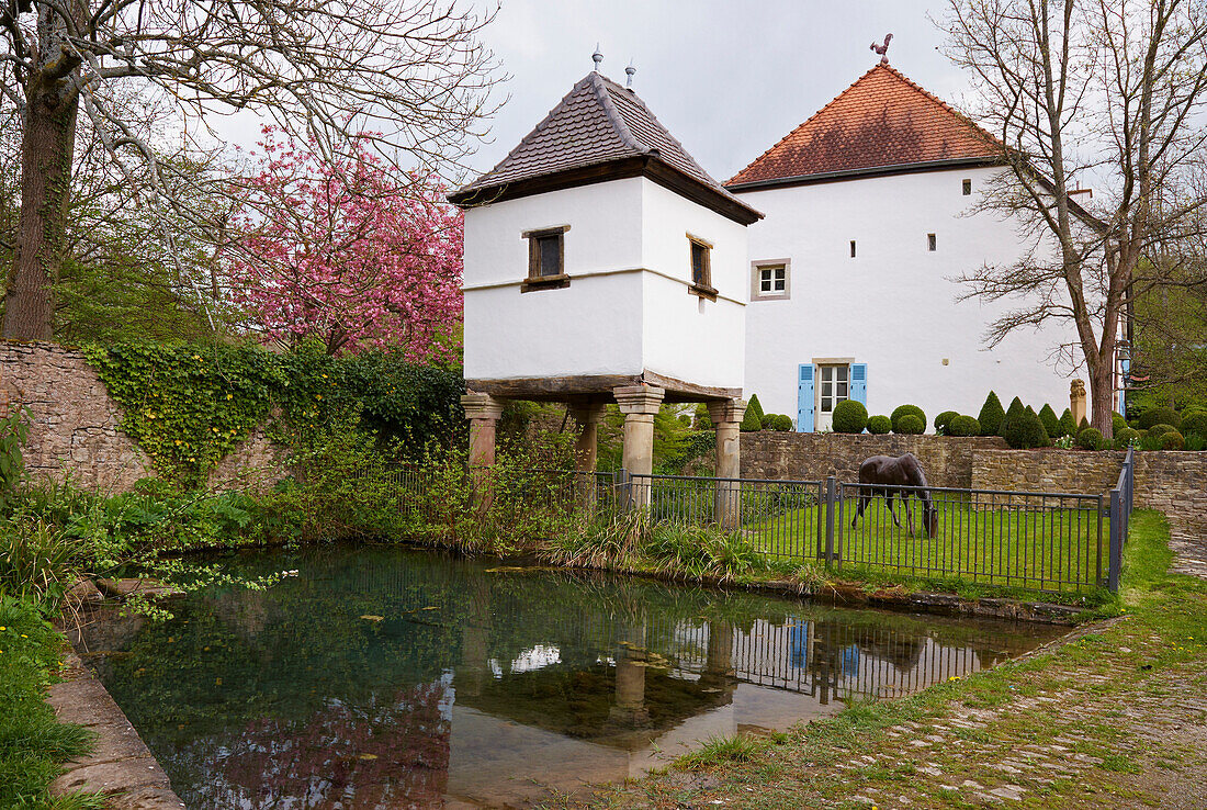Taubenhaus in Gräfinthal im Frühling, Mandelbachtal, Bliesgau, Saarland, Deutschland, Europa
