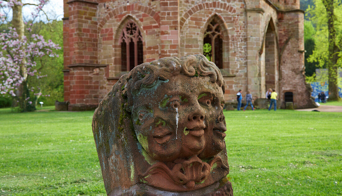 Skulptur beim alten Turm im Park der Alten Abtei, Erlebniszentrum Villeroy &amp,amp; Boch, Mettlach, Saarland, Deutschland, Europa