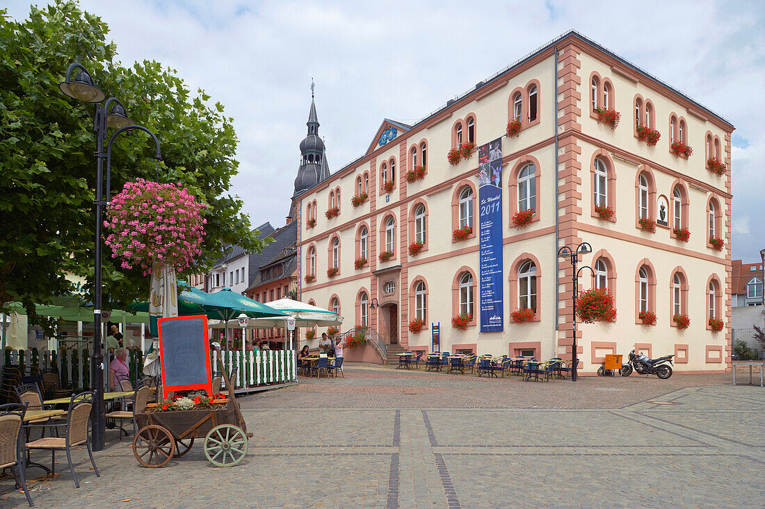 Rathaus unter Wolkenhimmel, St. Wendel, Saarland, Deutschland, Europa